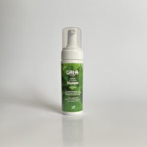 GALA GREEN & CLEAN Shampoo ist ein umweltfreundlicher Sneaker Reiniger auf Basis von Aloe Vera, der sanft Glattleder, Wildleder, Nubuk und Textilien reinigt. Dank seiner nachhaltigen Inhaltsstoffe ist es schonend für die Umwelt und pflegt gleichzeitig effektiv.