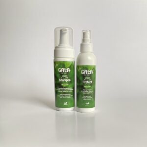 Das GALA GREEN & CLEAN Set bietet zwei nachhaltige Produkte für die umweltbewusste Schuhpflege: 1. **GALA GREEN & CLEAN Shampoo** – Sanfter Reinigungsschaum auf Basis von Aloe Vera, ideal für die schonende Pflege von Glattleder, Wildleder, Nubuk und Textilien. 2. GALA GREEN & CLEAN Protect – Nachhaltiges Imprägnierspray für Sneaker und Schuhe, das zuverlässigen Schutz vor Nässe und Schmutz bietet, ohne die Atmungsaktivität des Materials zu beeinträchtigen. Dieses Set vereint Reinigung und Schutz für eine rundum gepflegte und umweltschonende Schuhpflege.